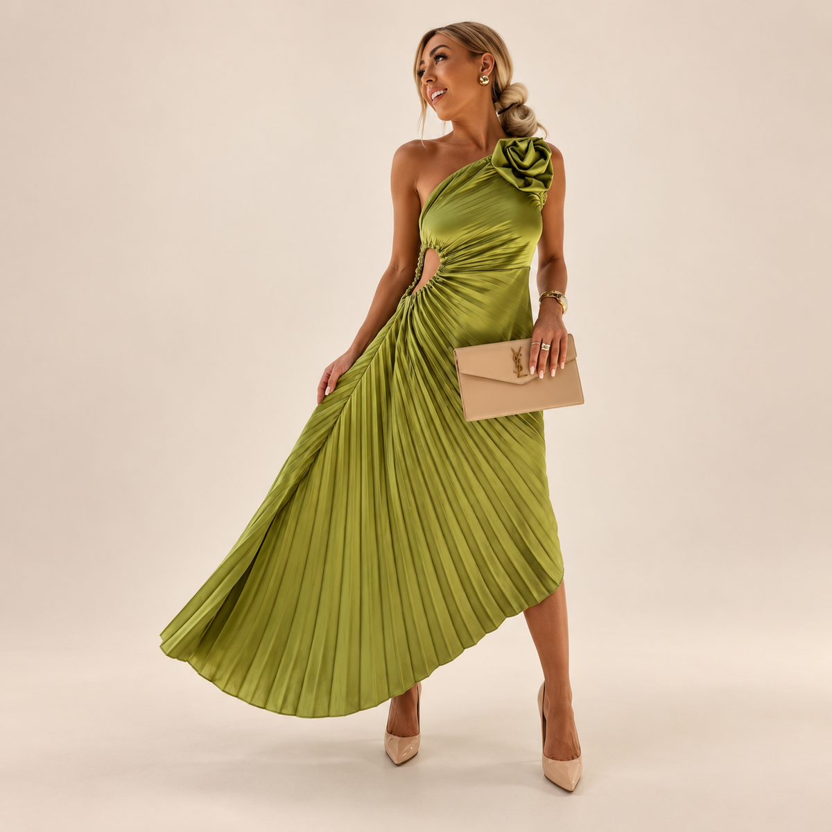 Vestido largo plisado de un solo hombro con detalle floral