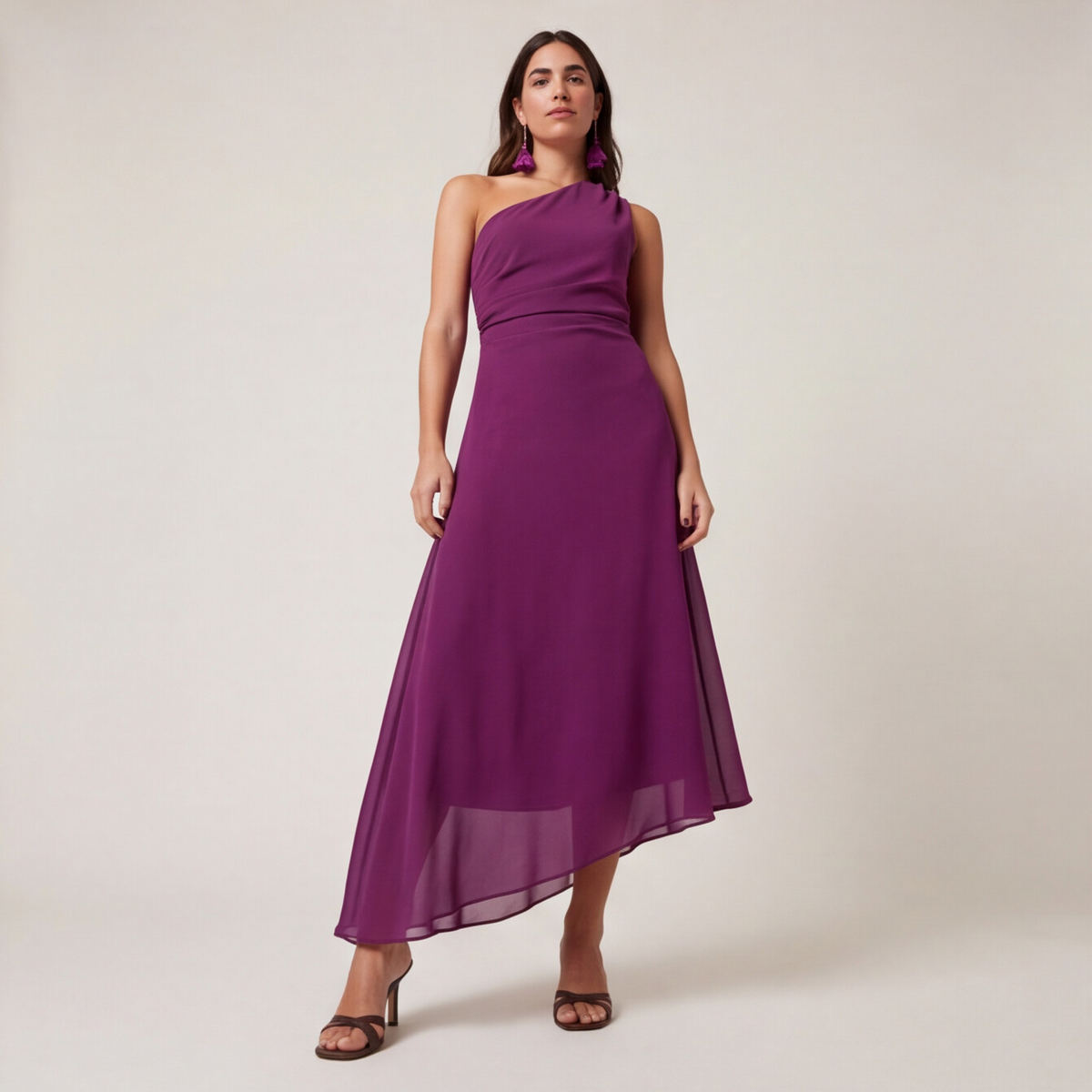 Vestido asimétrico con volante lateral