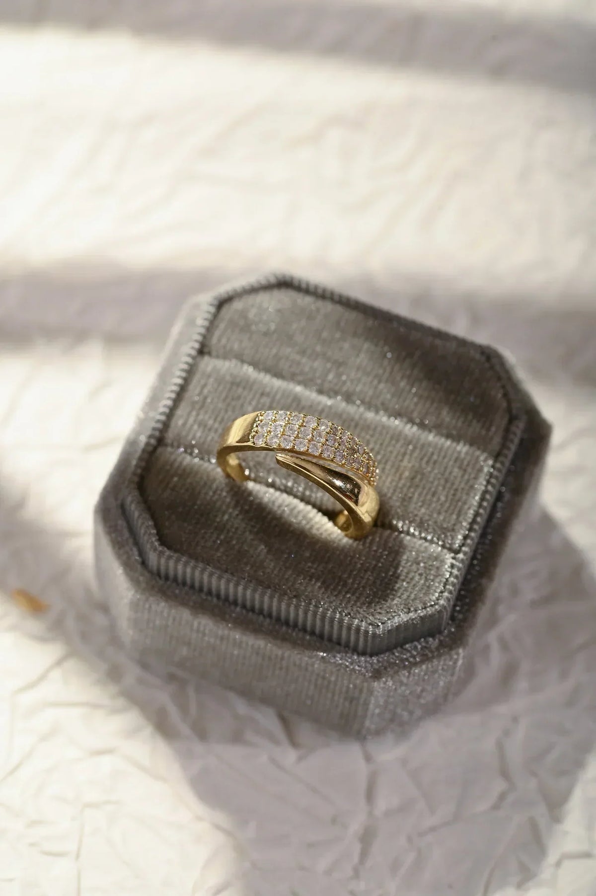 Anillo elegante con piedras preciosas Lucrecia