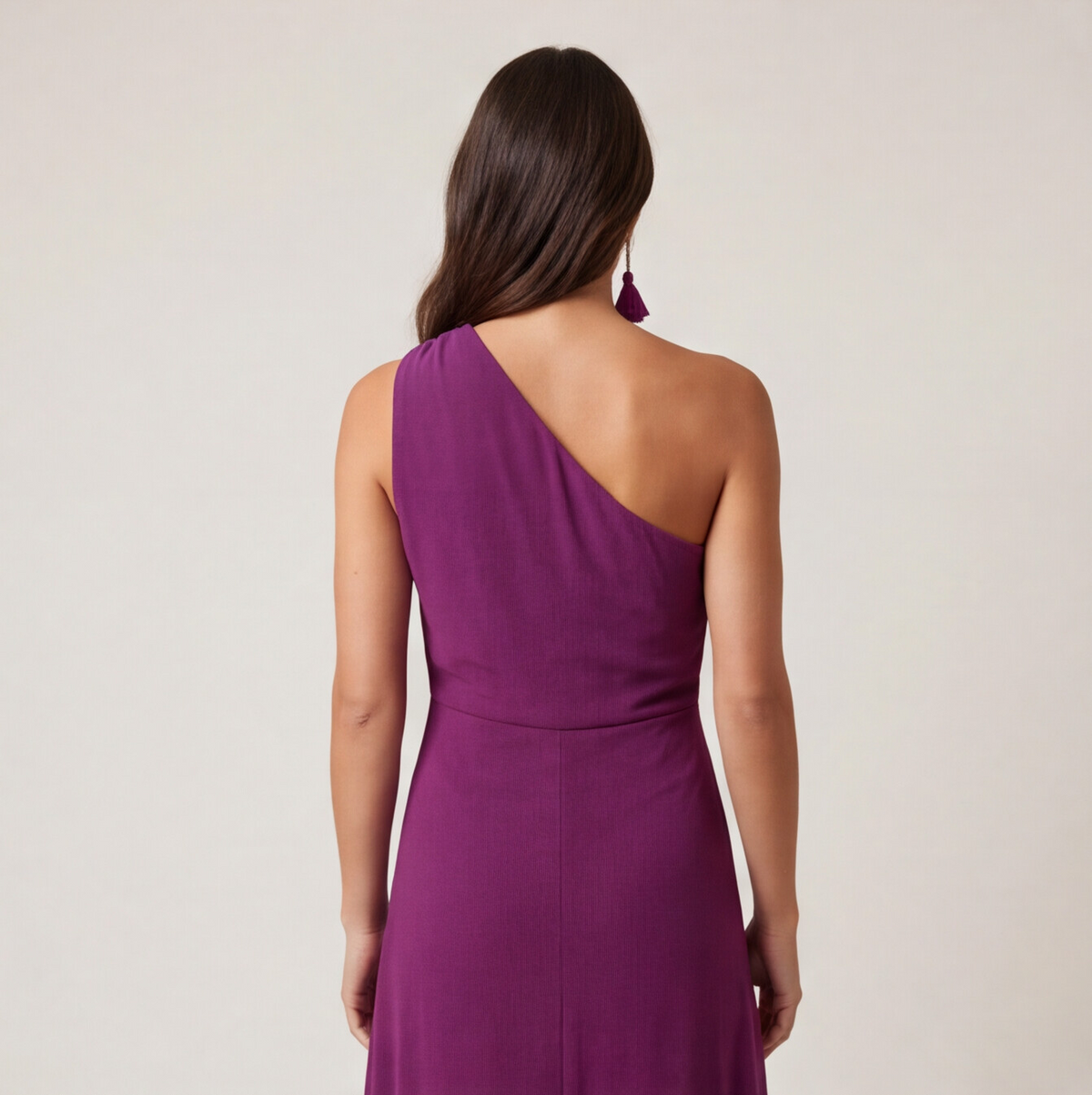 Vestido asimétrico con volante lateral